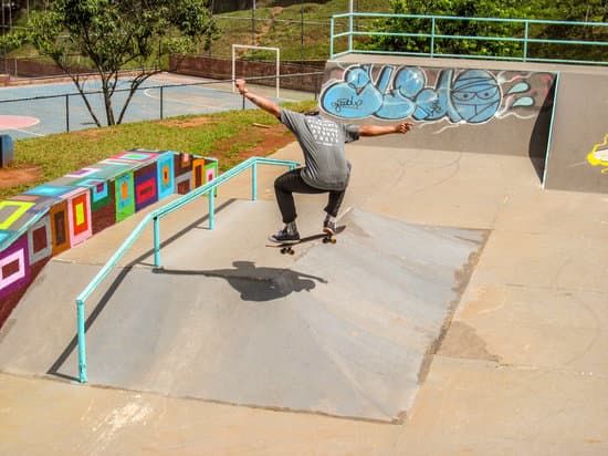 canva-jump-shot-of-man-with-skateboard--MAEhjyku8LY